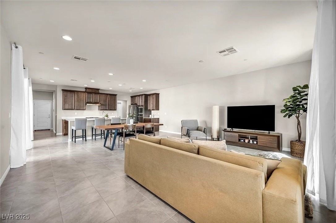 1012 E Sunset Rd - Photo 4 of 32