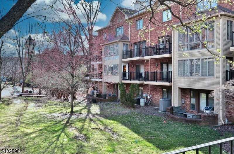 35 Mews Ln - Photo 4 of 45