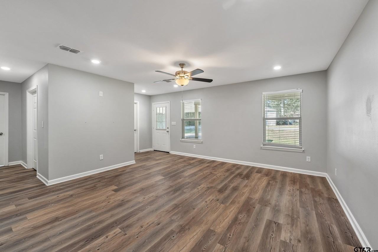 487 Travis St - Photo 5 of 22