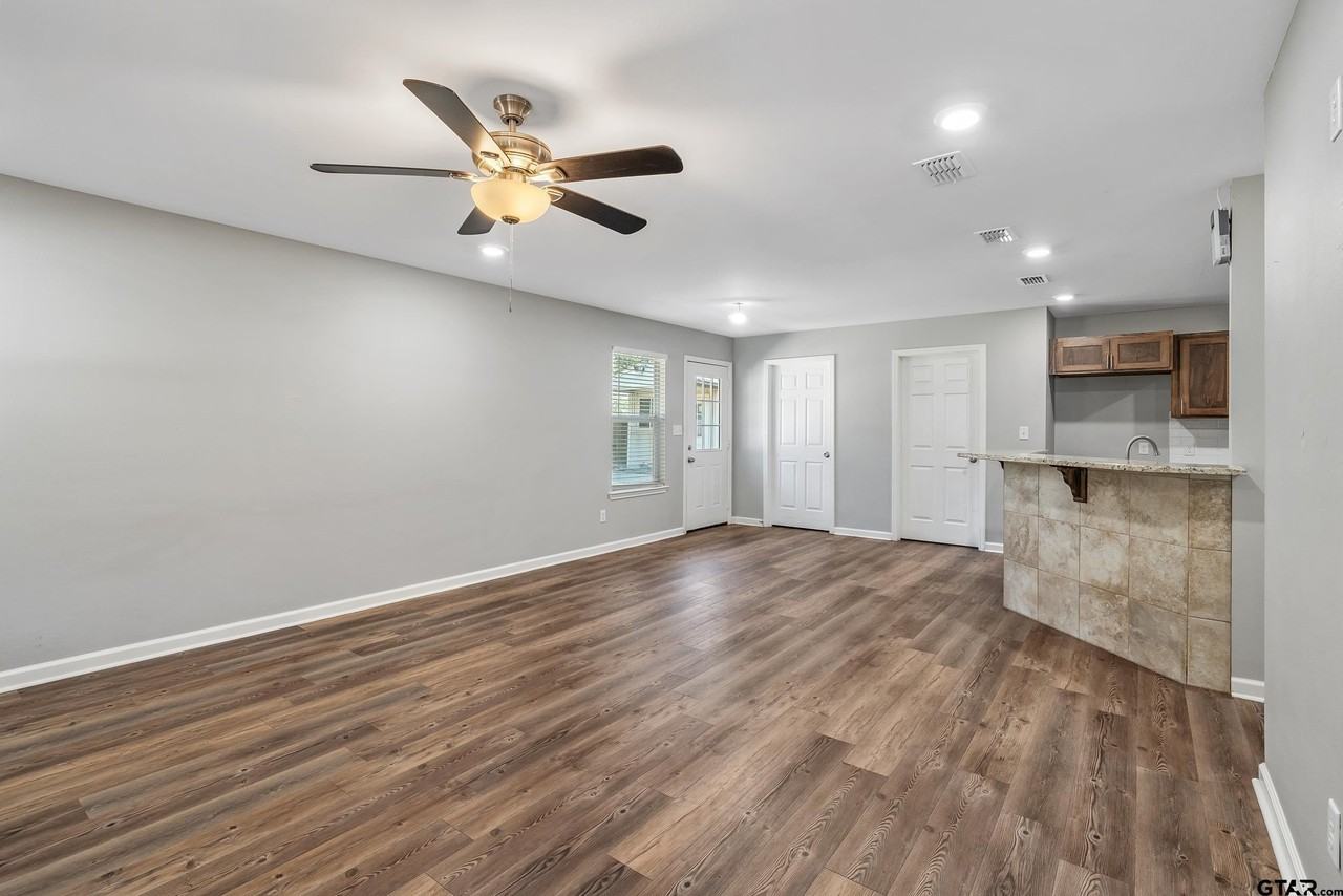 487 Travis St - Photo 6 of 22