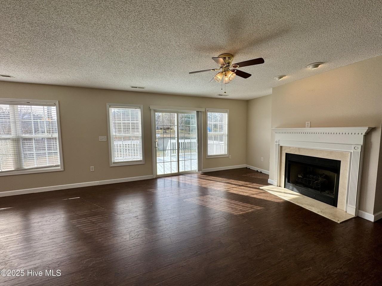 301 W Willowood Ln - Photo 2 of 11