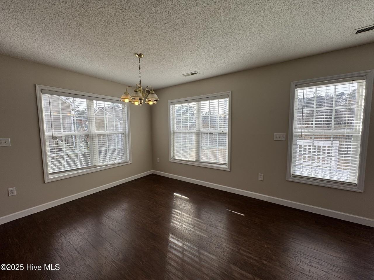 301 W Willowood Ln - Photo 4 of 11