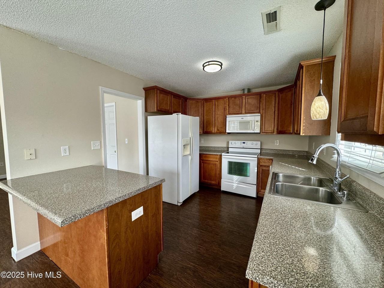 301 W Willowood Ln - Photo 5 of 11