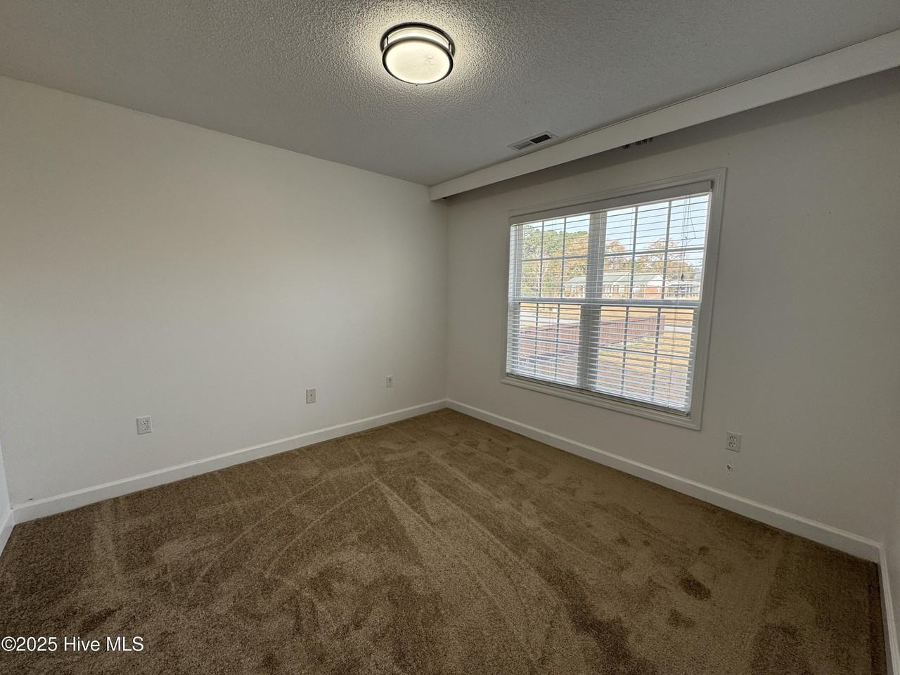 301 W Willowood Ln - Photo 6 of 11