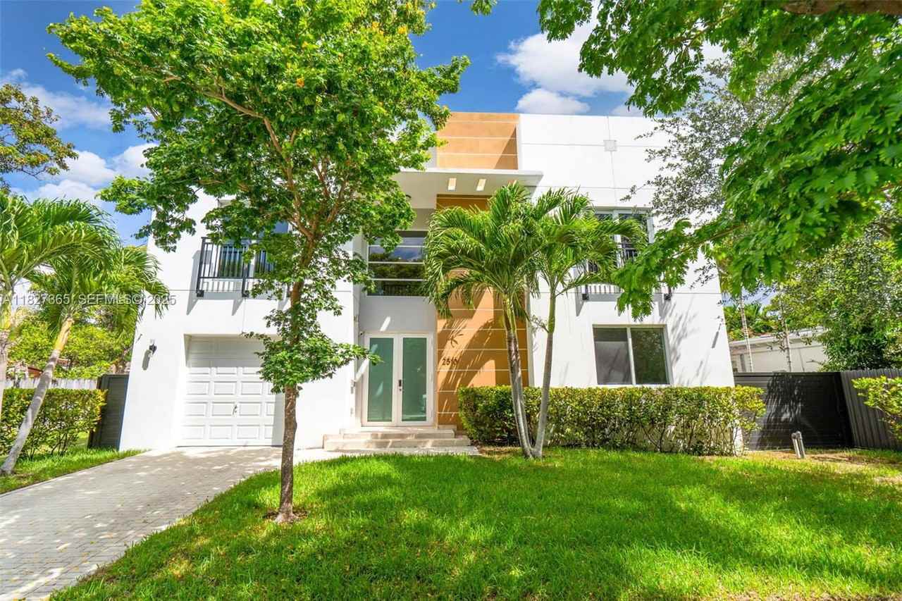 2510 Sw 2nd Ave - Photo 2 of 8