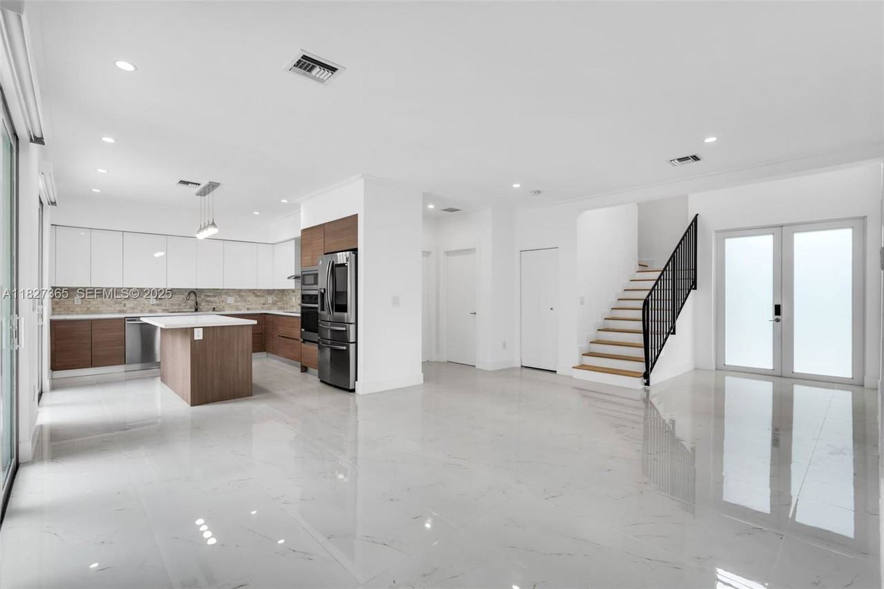 2510 Sw 2nd Ave - Photo 3 of 8