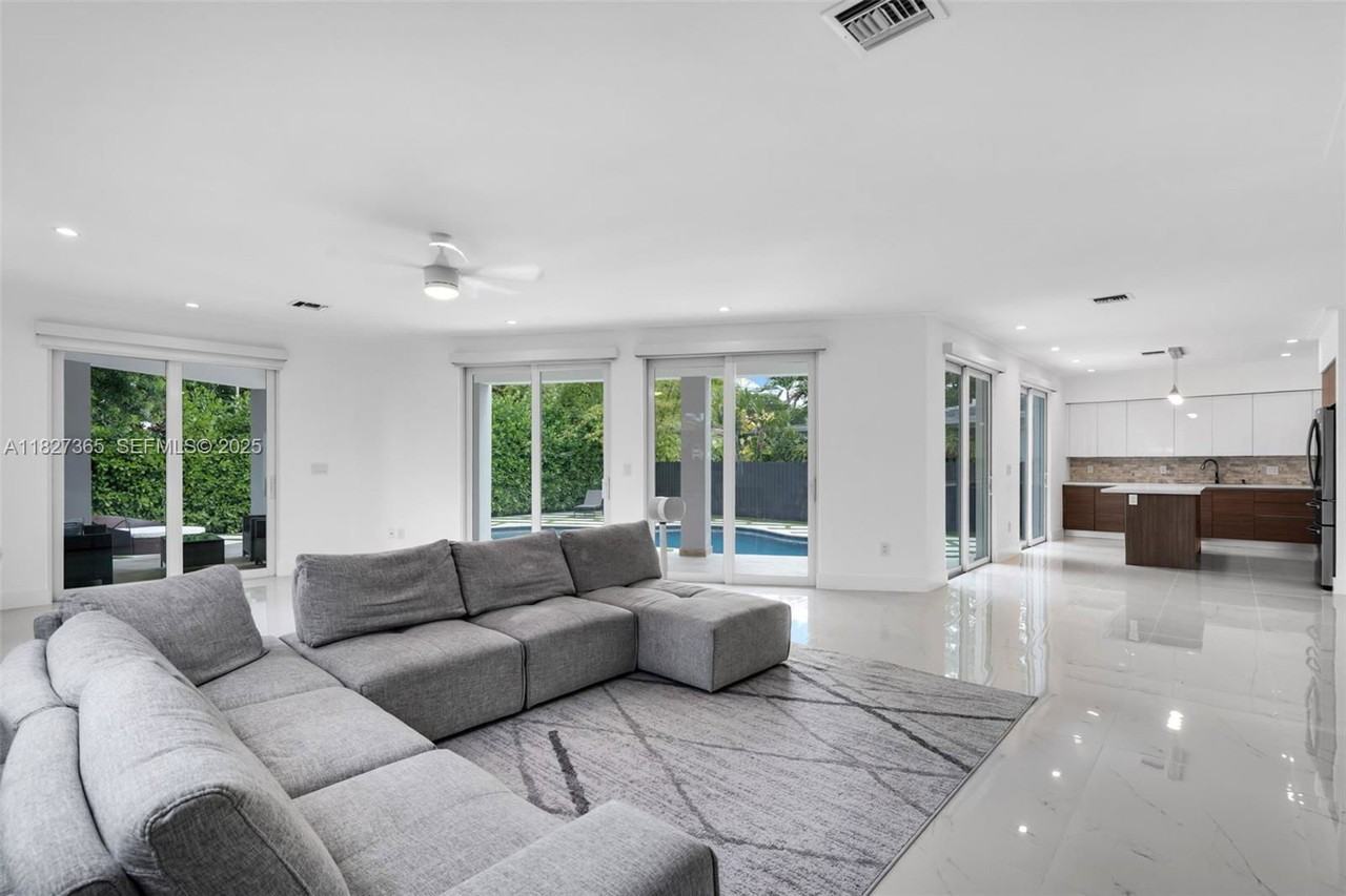 2510 Sw 2nd Ave - Photo 4 of 8