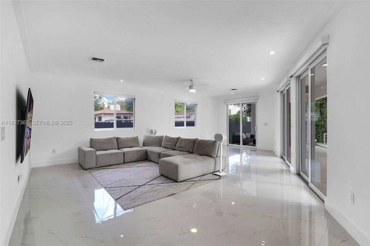 2510 Sw 2nd Ave - Photo 5 of 8