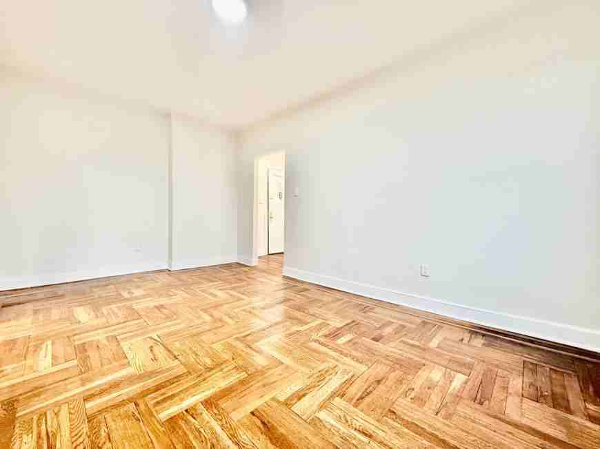 1544 Gillespie Ave - Photo 2 of 6