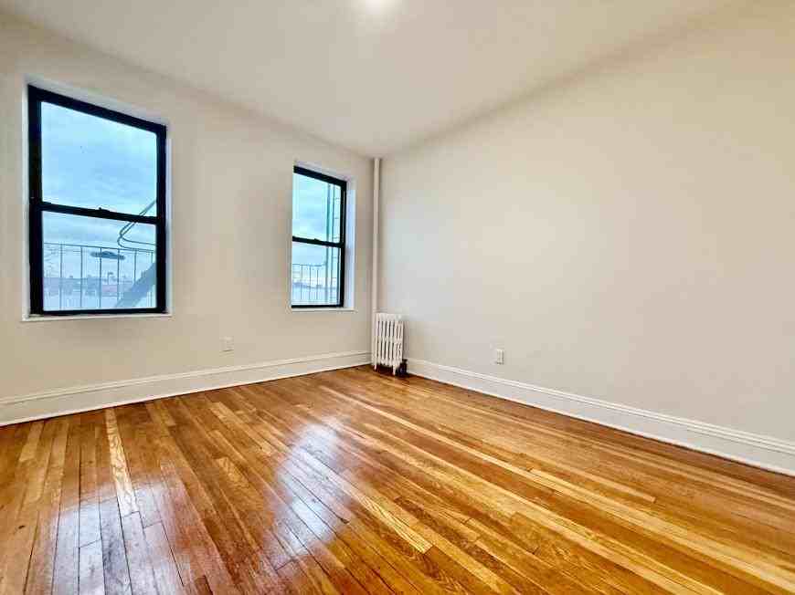 1544 Gillespie Ave - Photo 3 of 6