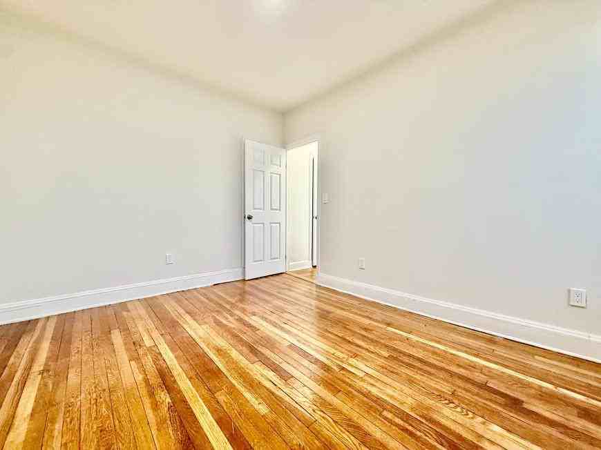 1544 Gillespie Ave - Photo 4 of 6