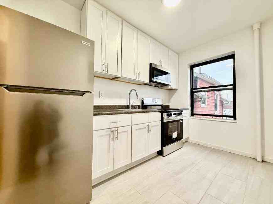 1544 Gillespie Ave - Photo 5 of 6