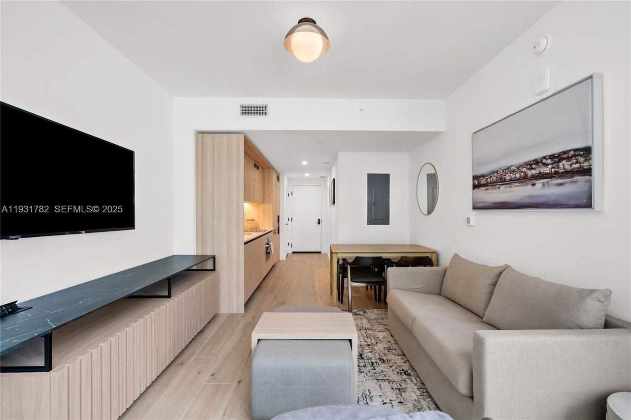 225 N Miami Ave #1012 - Photo 3 of 34