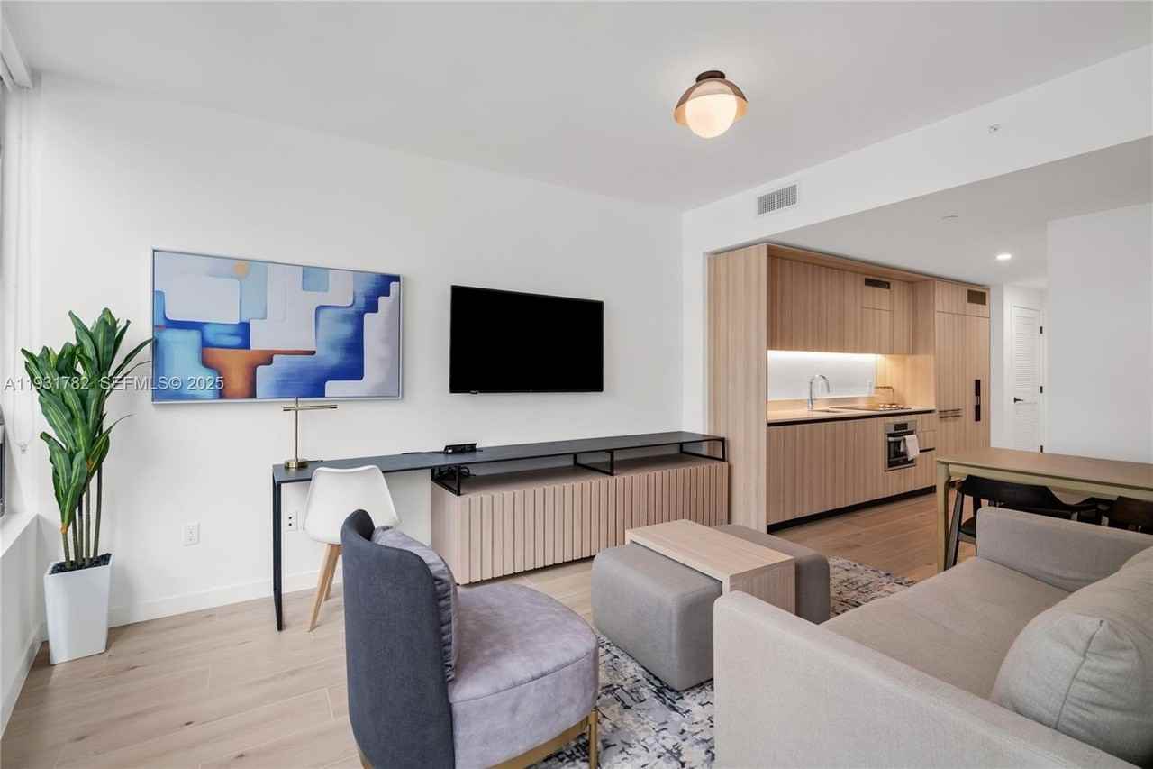 225 N Miami Ave #1012 - Photo 5 of 34