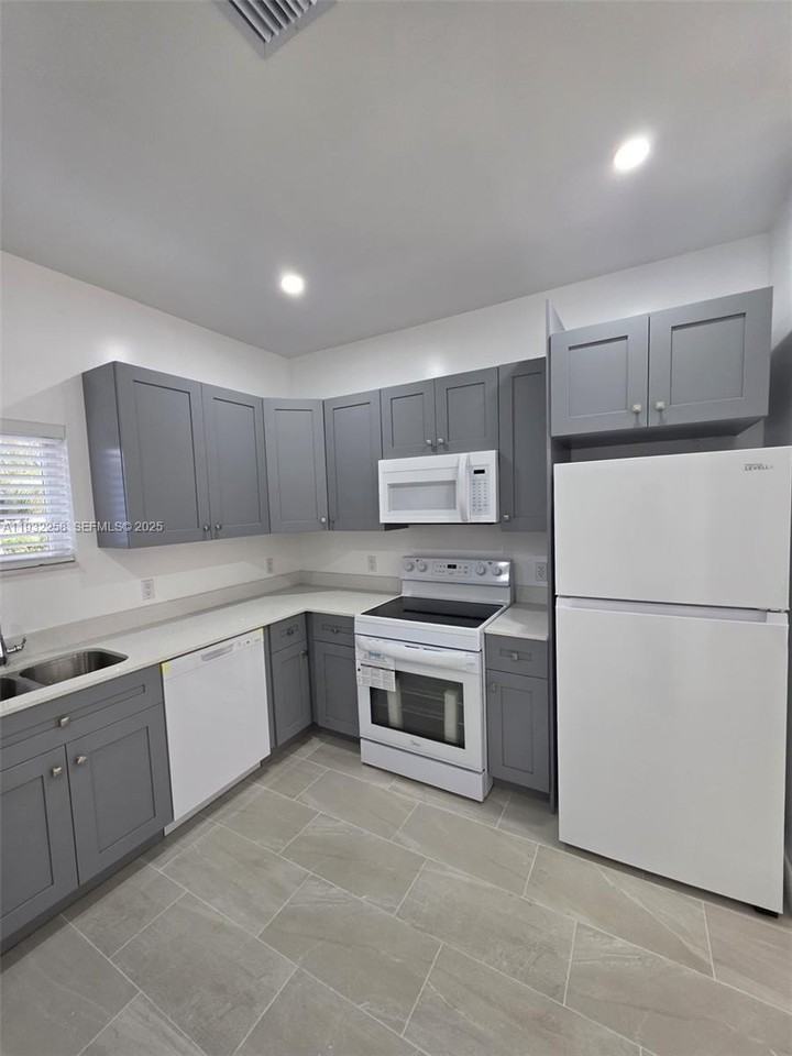 21210 Sw 119th Ave #2 - Photo 5 of 14