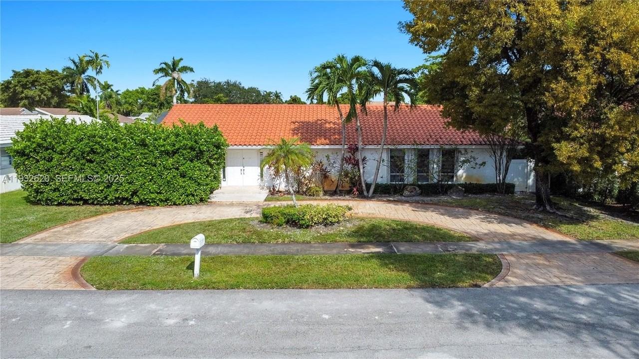 2101 Ne 211th Ter - Photo 2 of 44