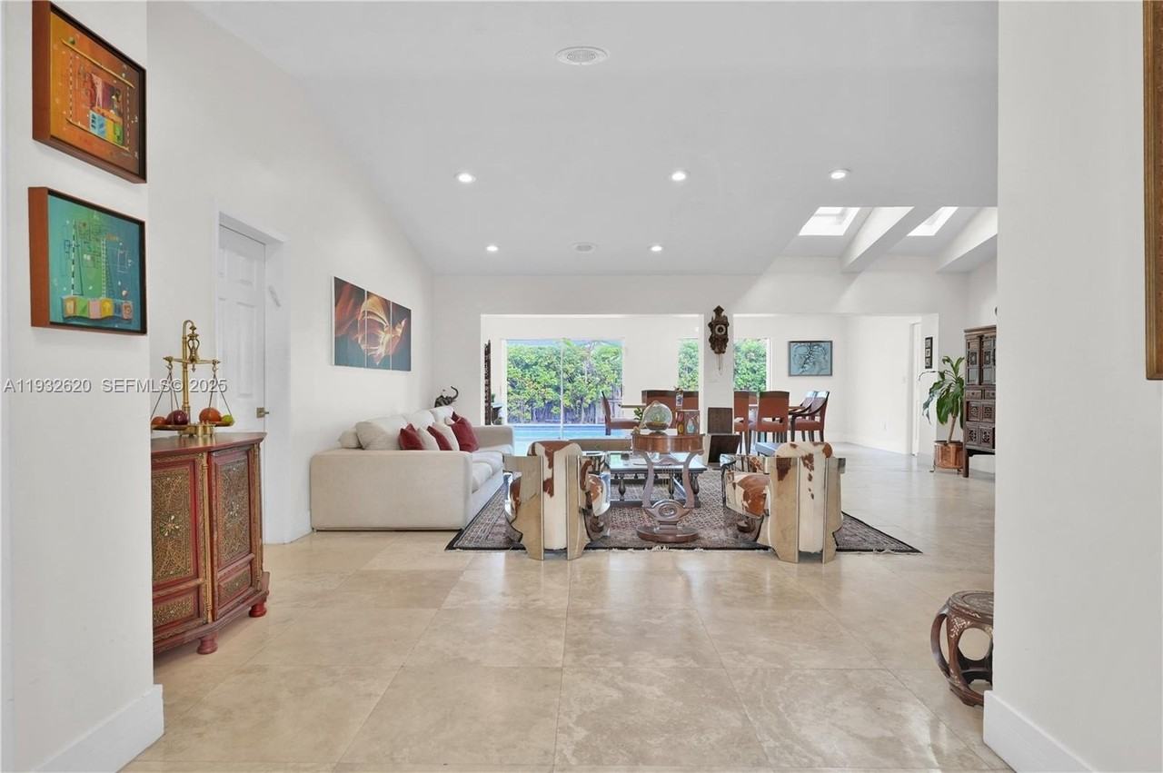 2101 Ne 211th Ter - Photo 5 of 44