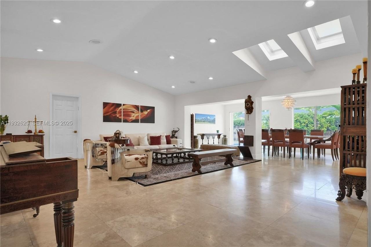 2101 Ne 211th Ter - Photo 6 of 44