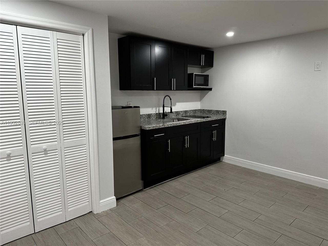 214 S 57th Ave - Photo 7 of 14