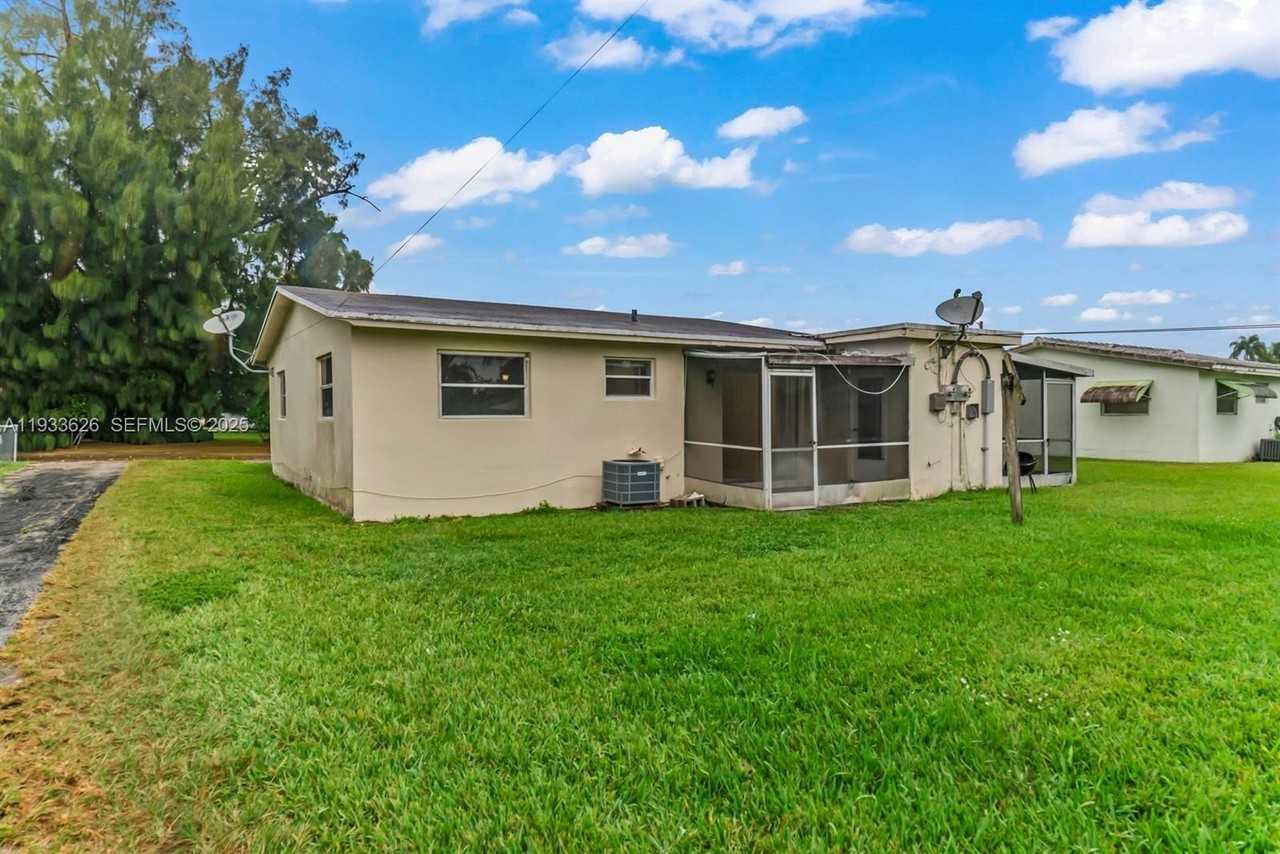 72 Nw 162nd St #72 - Photo 2 of 18