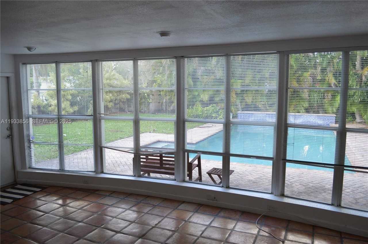 165 Ne 98th St - Photo 6 of 27