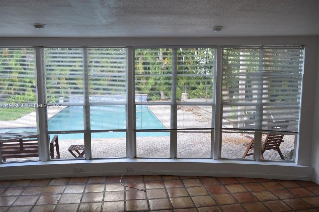 165 Ne 98th St - Photo 7 of 27