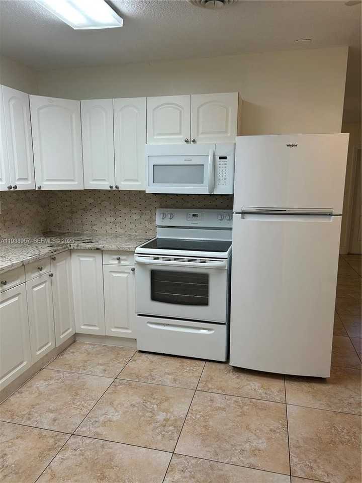 208 Sw 11th St #1 - Photo 4 of 12