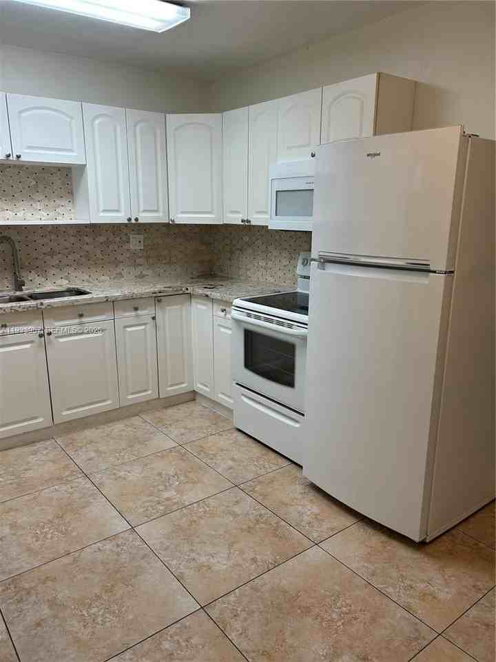 208 Sw 11th St #1 - Photo 6 of 12