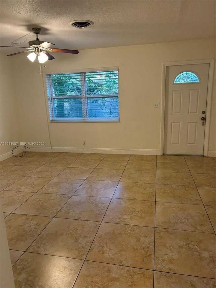 208 Sw 11th St #1 - Photo 7 of 12