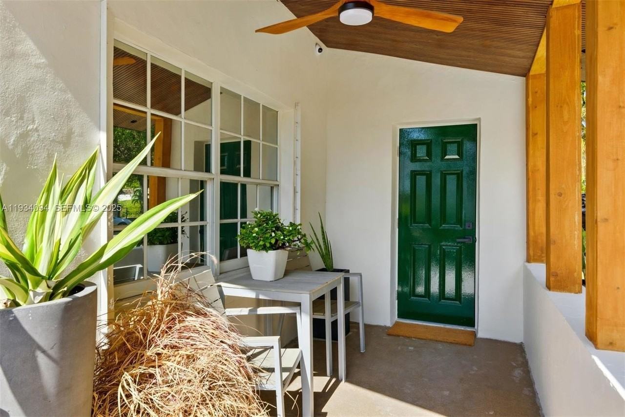 1363 Biarritz Dr - Photo 3 of 28