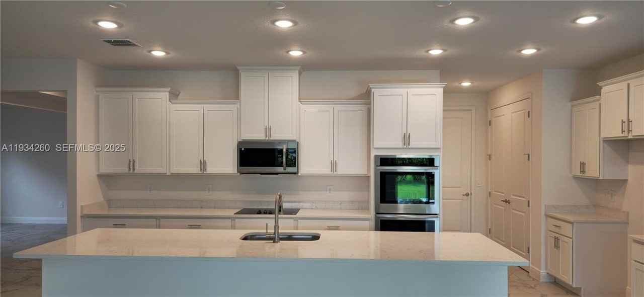 4650 Sw Quezon St - Photo 4 of 22