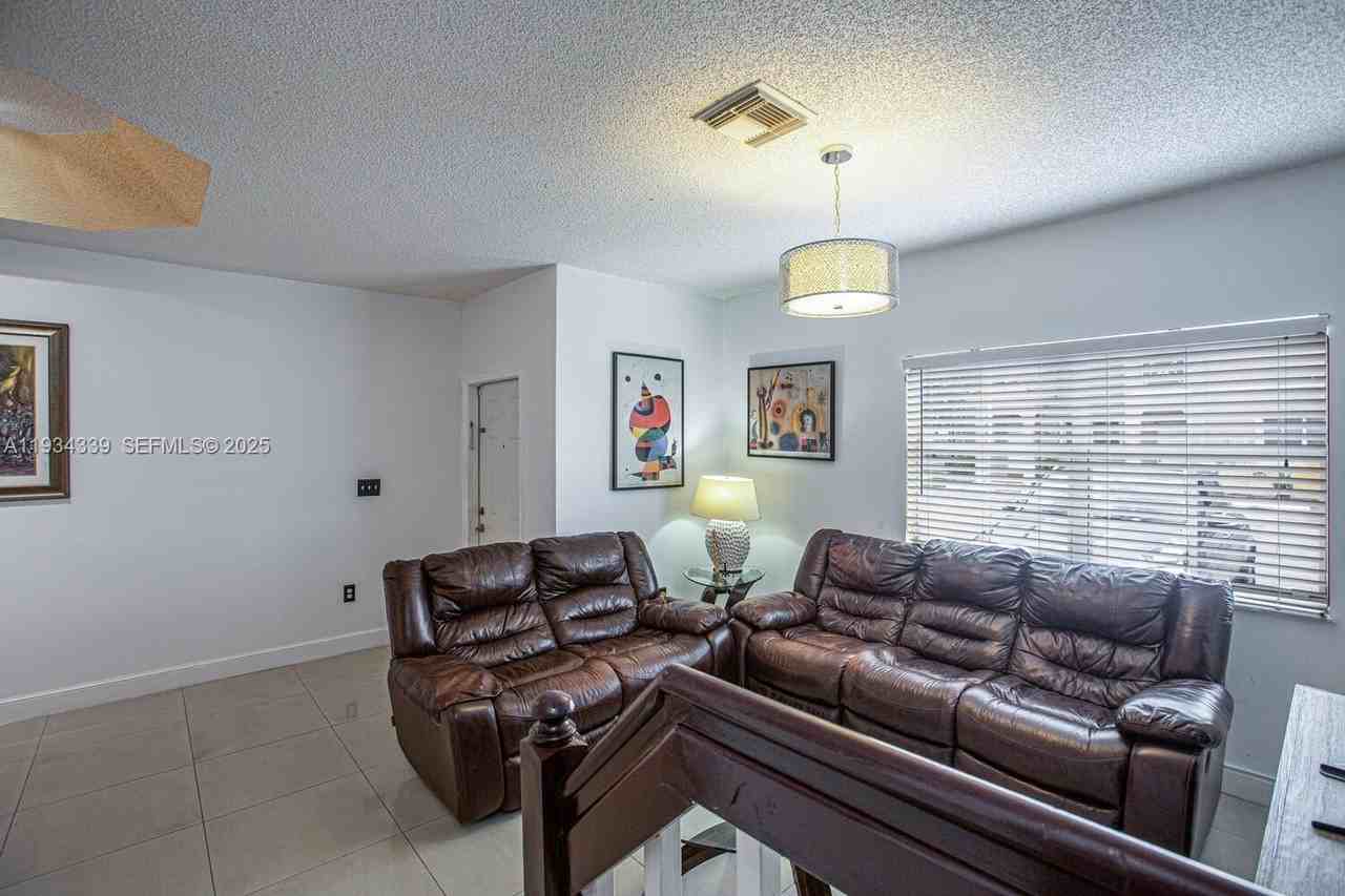 16618 Nw 73rd Ave - Photo 5 of 19