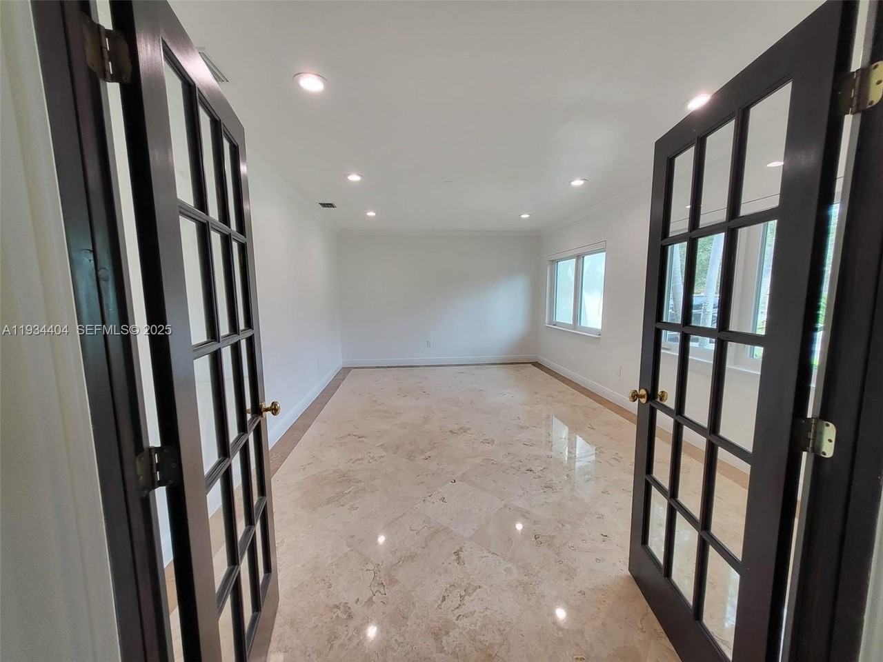 825 Cremona Ave - Photo 6 of 43