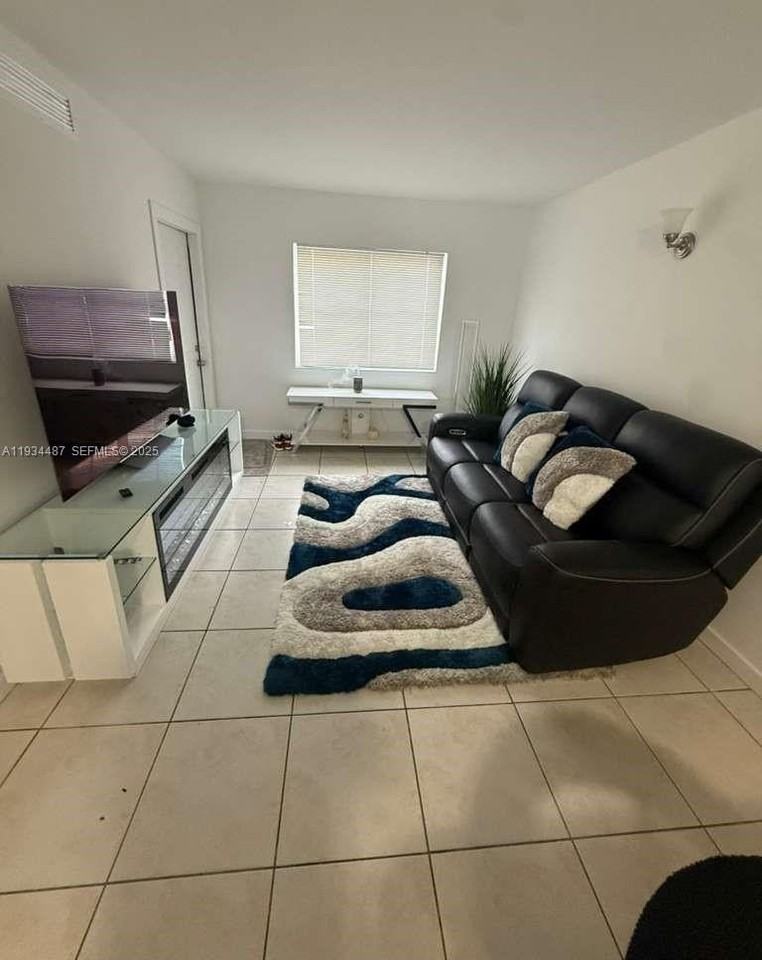 1250 Se 26th St #102 - Photo 4 of 7