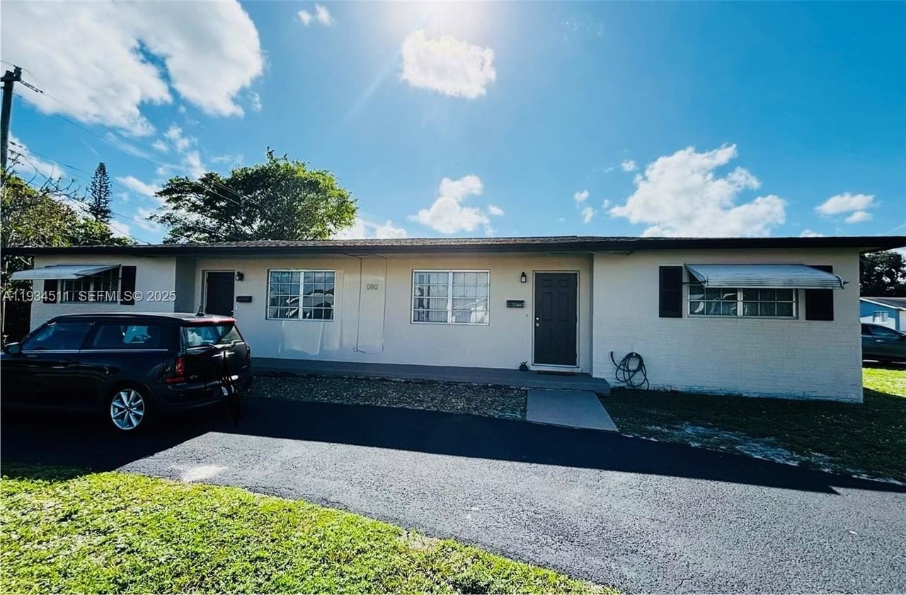 301 Sw 10th Ter #1 - Photo 2 of 7