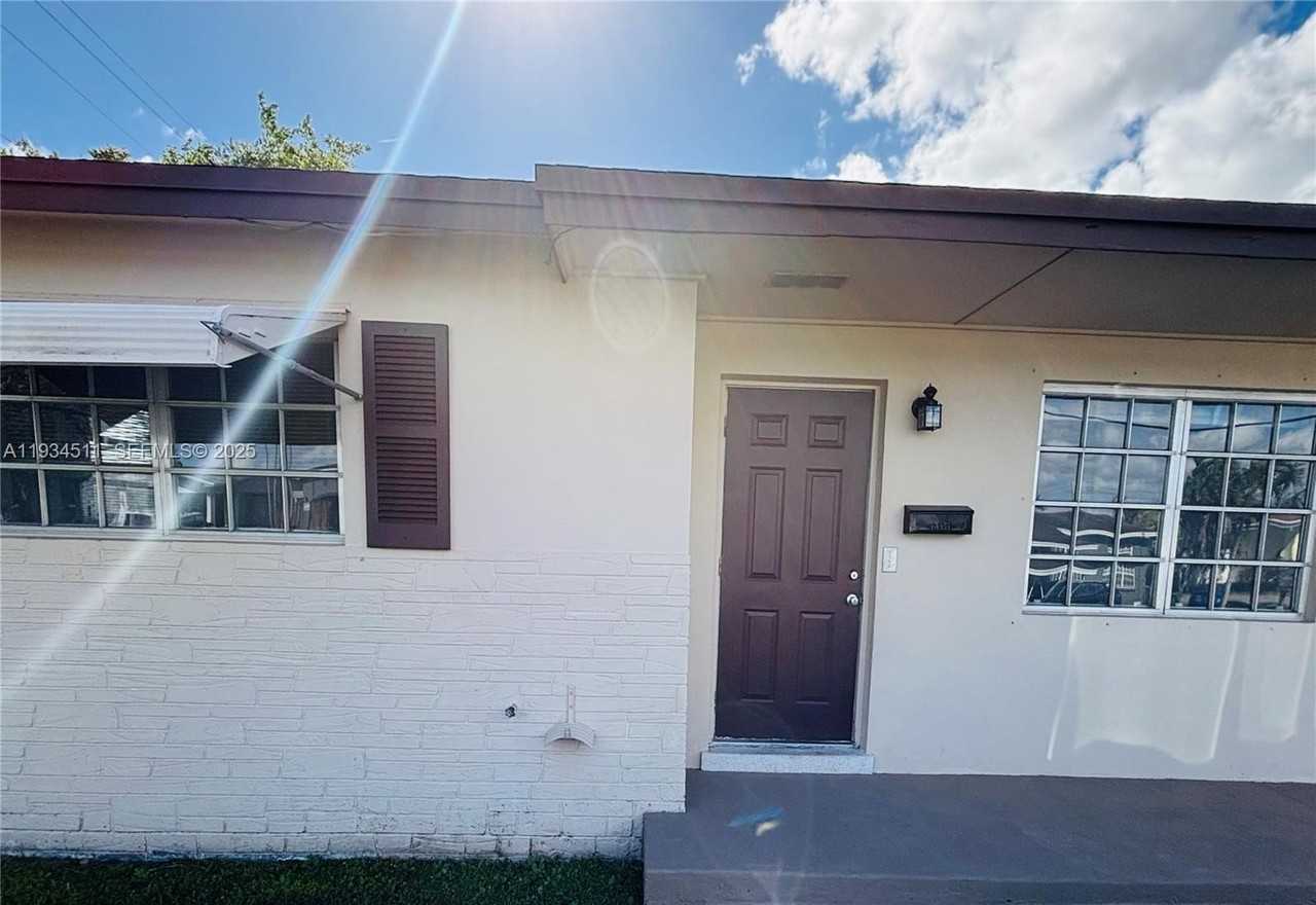 301 Sw 10th Ter #1 - Photo 5 of 7