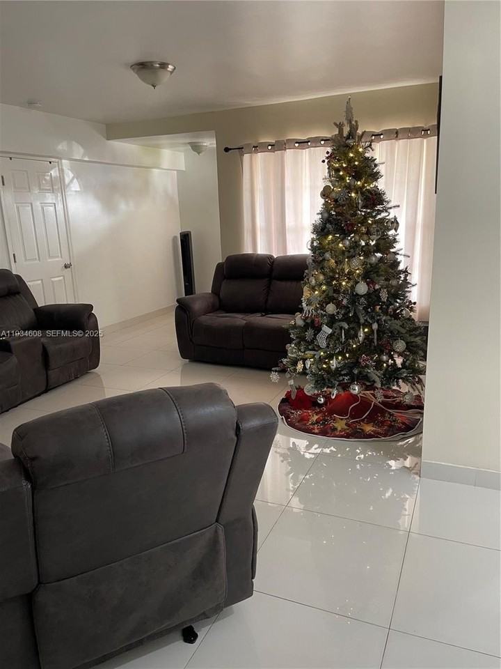 11765 Sw 175th Ter #0 - Photo 4 of 7