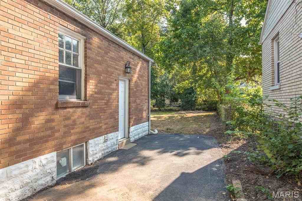 320 Henquin Dr - Photo 4 of 44