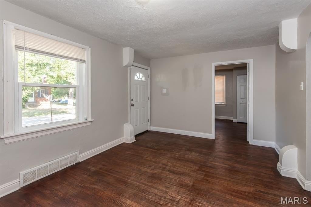 320 Henquin Dr - Photo 7 of 44