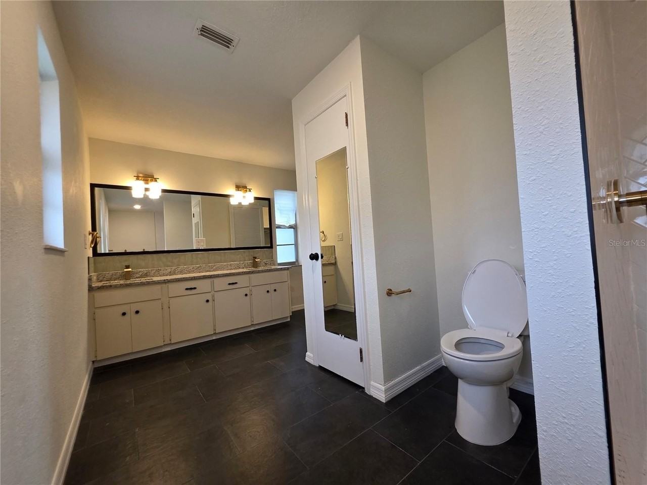 5611 6th St - Photo 4 of 50