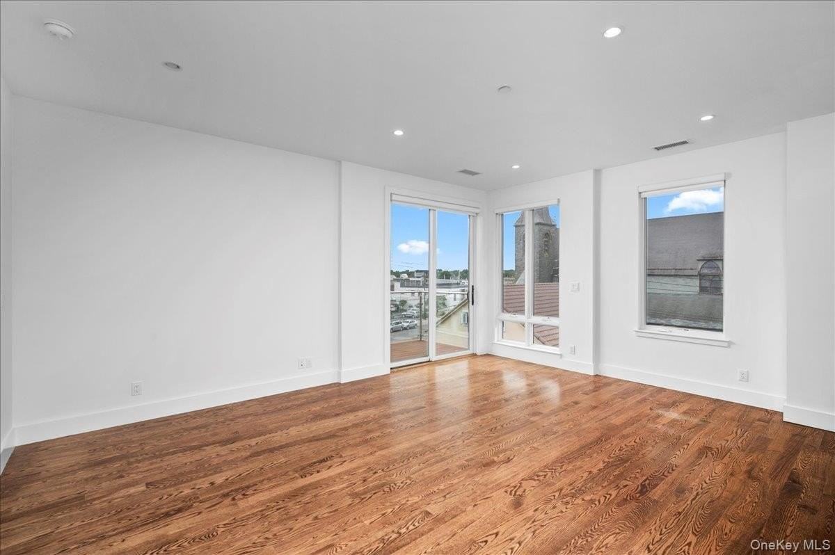 422 E Boston Post Rd Apt 301 #301 - Photo 2 of 23