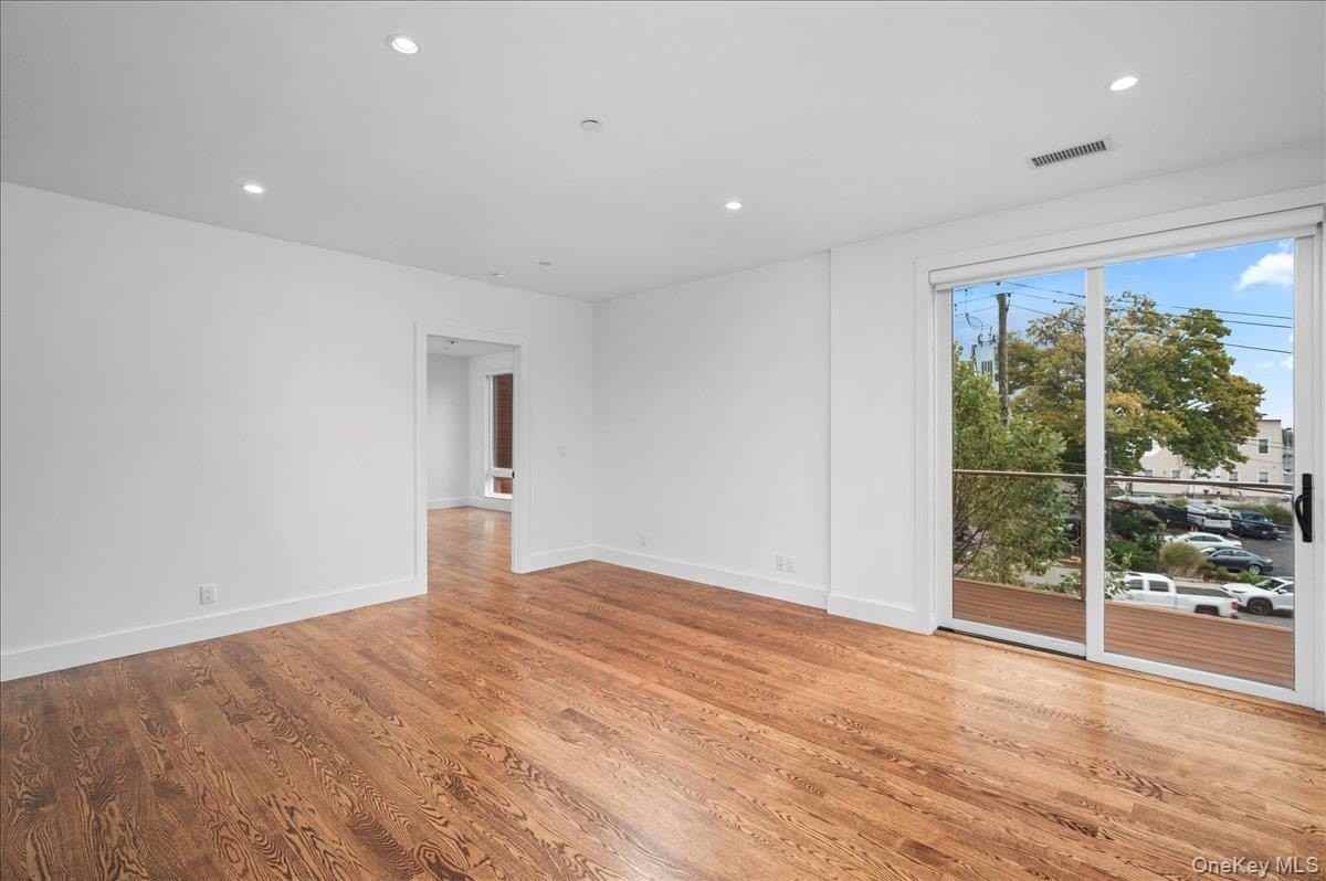 422 E Boston Post Rd Apt 301 #301 - Photo 3 of 23