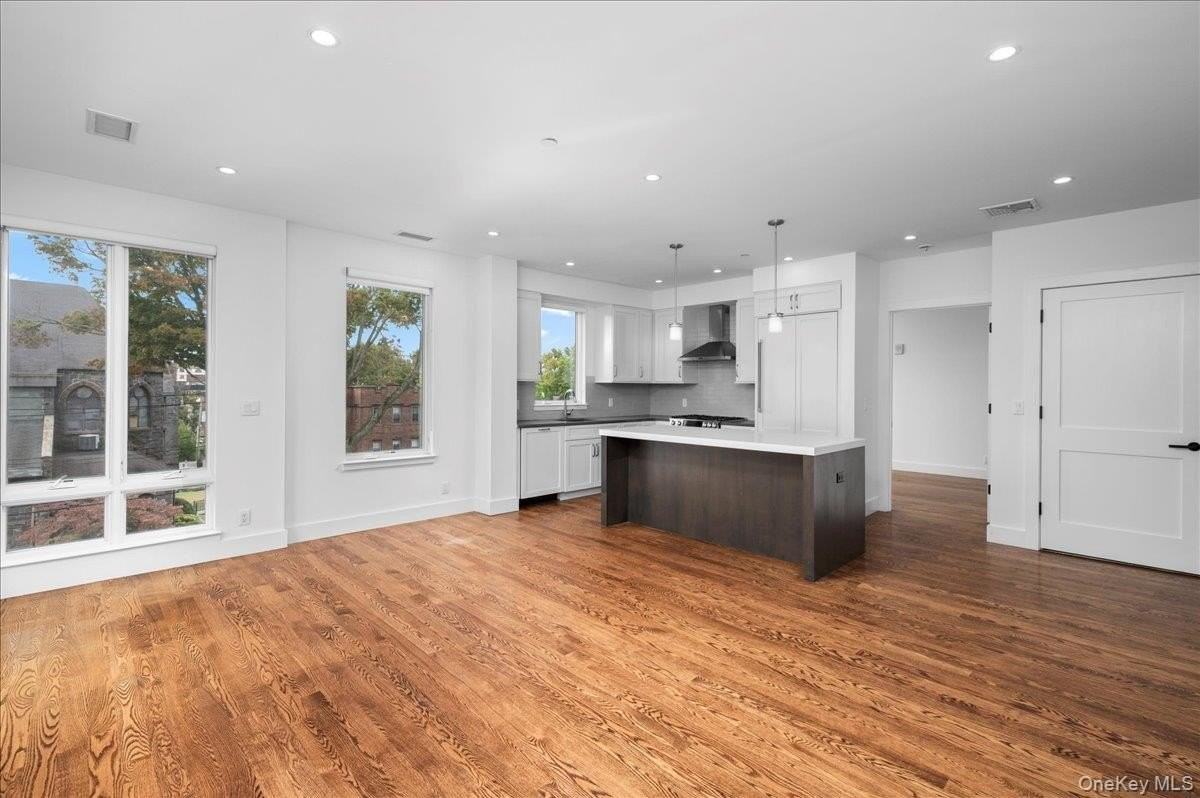 422 E Boston Post Rd Apt 301 #301 - Photo 4 of 23