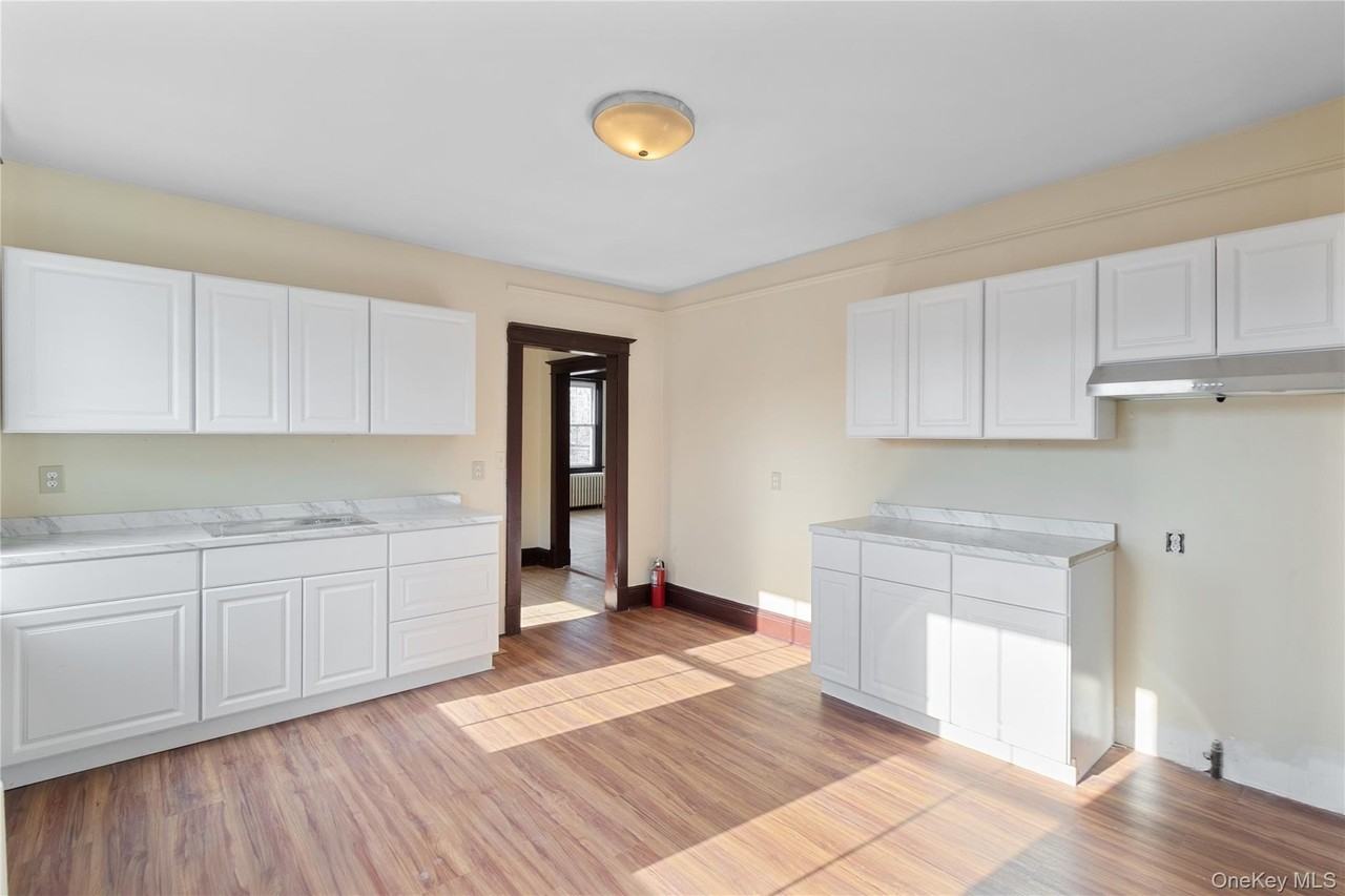 226 Glen Cove Ave Apt 2 #2 - Photo 3 of 11