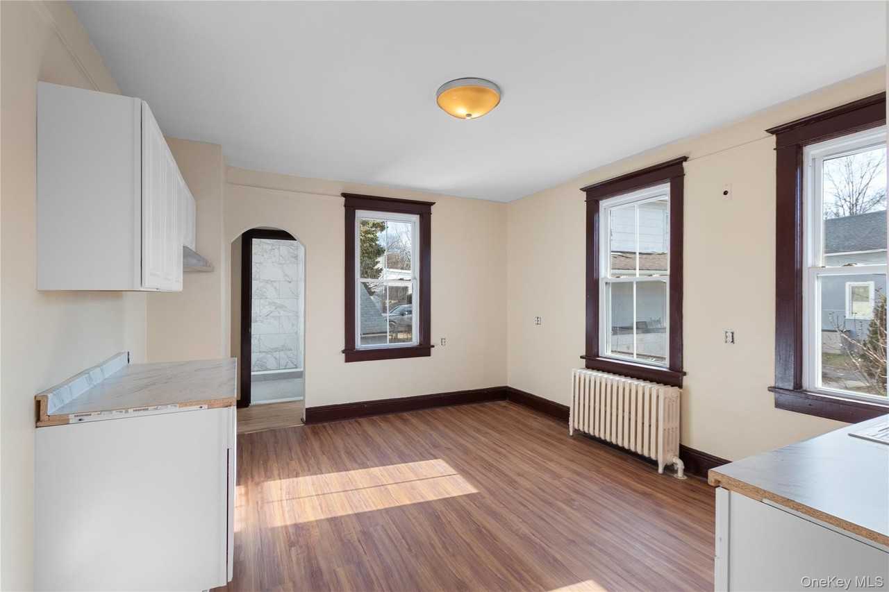 226 Glen Cove Ave Apt 2 #2 - Photo 4 of 11