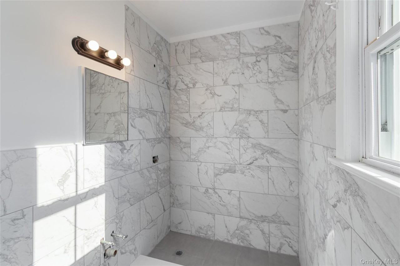 226 Glen Cove Ave Apt 2 #2 - Photo 5 of 11