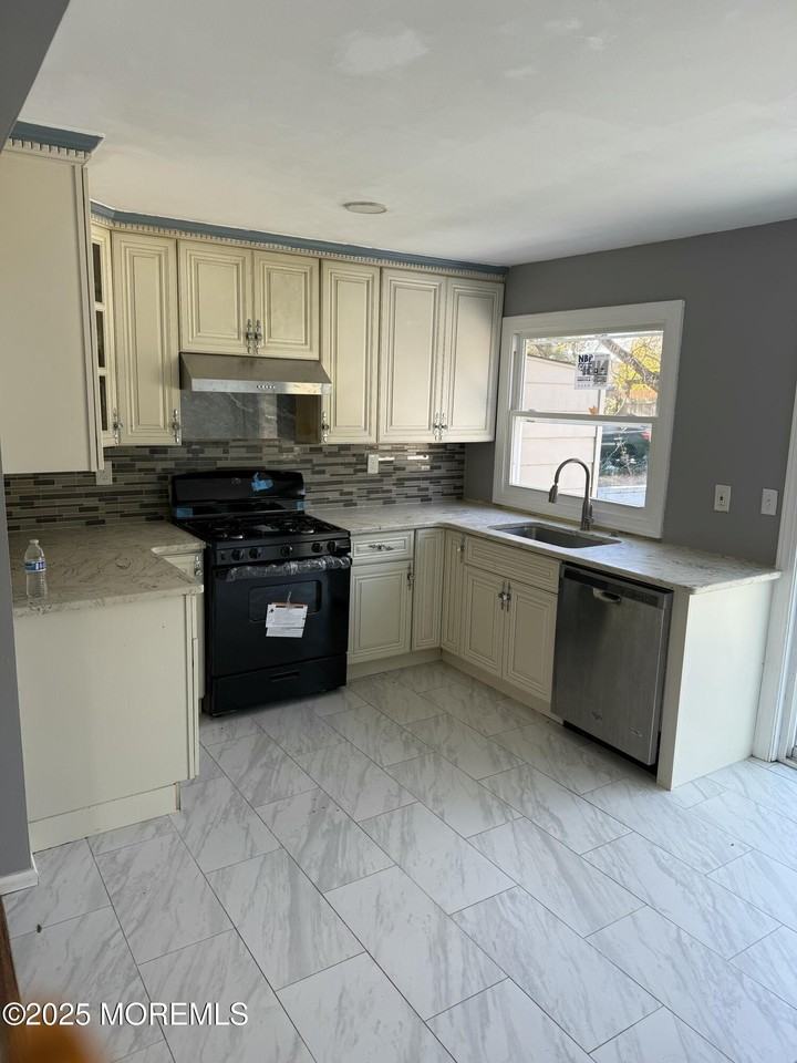 127 Mill St - Photo 4 of 25