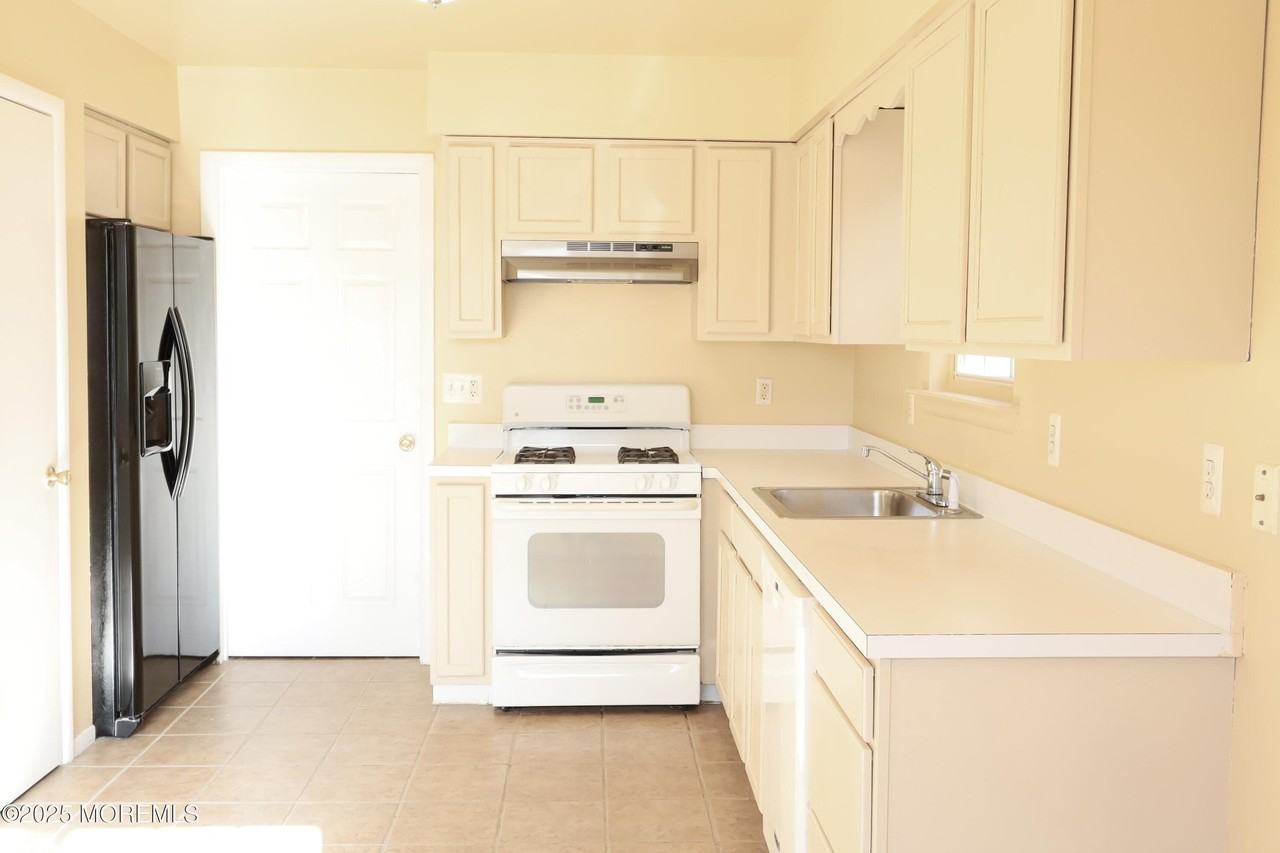 2208 Adams Ave - Photo 4 of 11