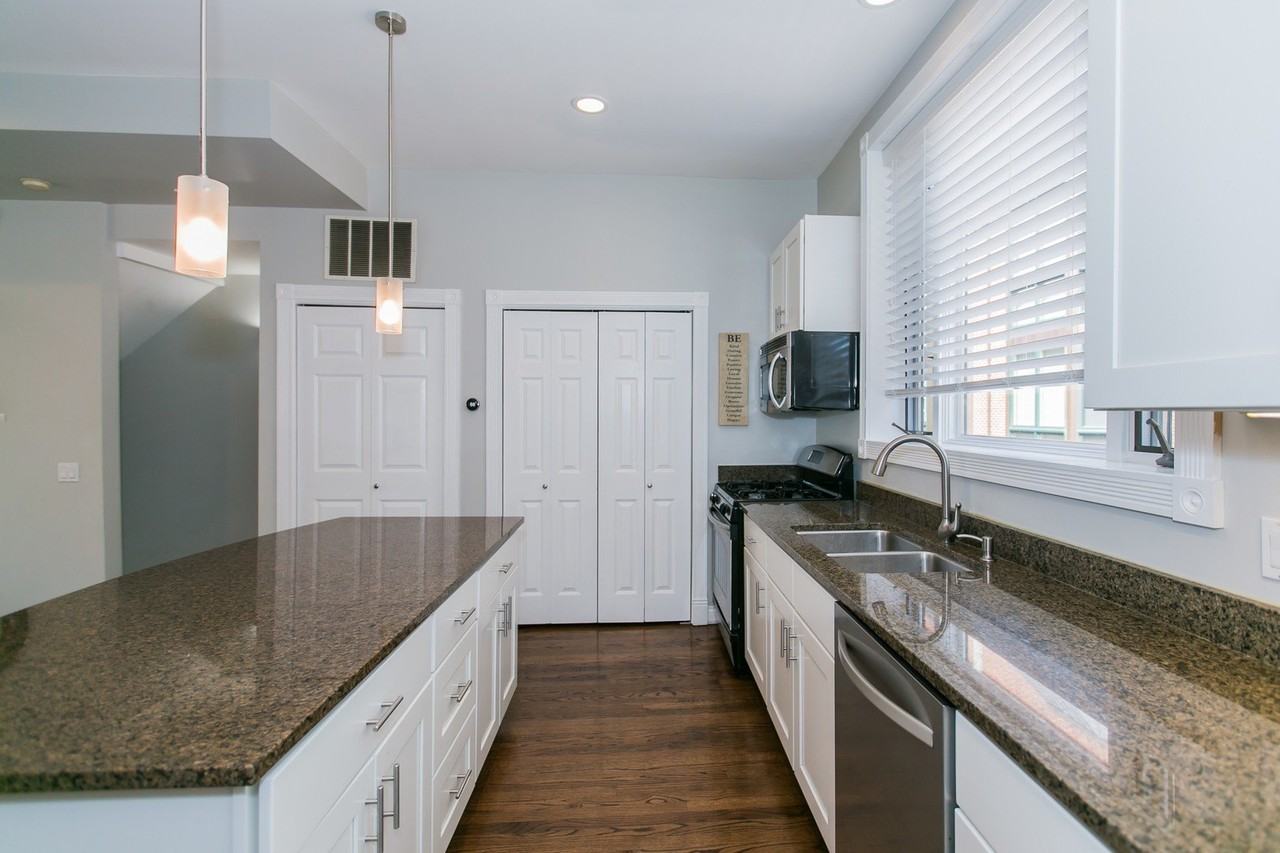 2005 N Hoyne Ave - Photo 5 of 22