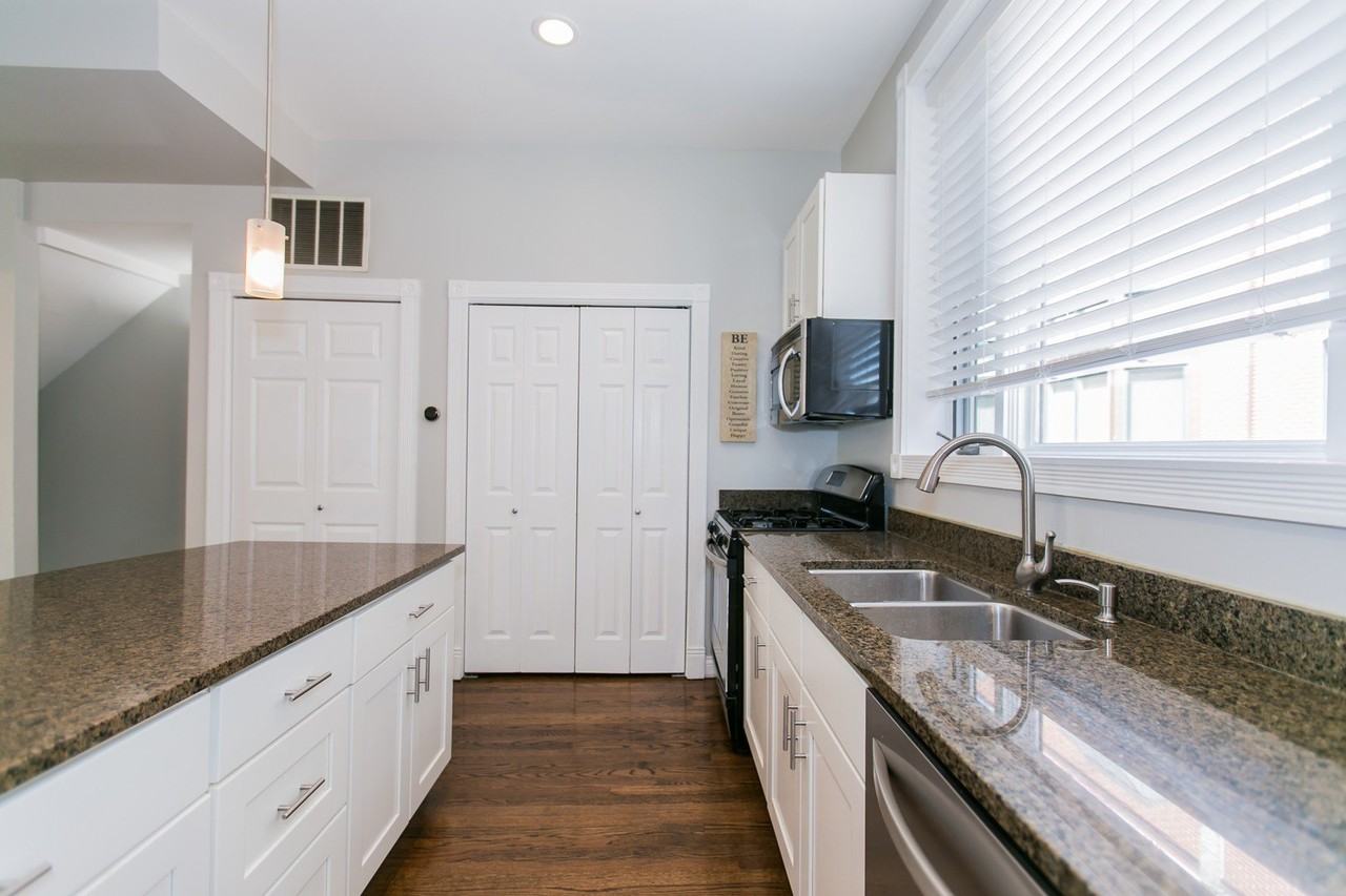 2005 N Hoyne Ave - Photo 6 of 22